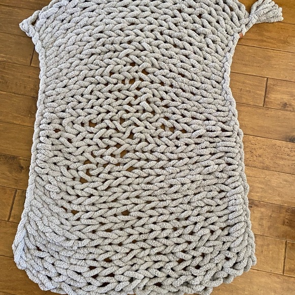 Handmade Chunky Throw Blanket 50”x40” 5 Colors. - Picture 9 of 11